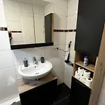 Cozy Two-bedroom With Free Parking דירה