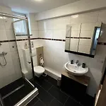 Cozy Two-bedroom With Free Parking דירה