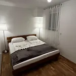 Cozy Two-bedroom With Free Parking *