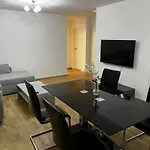 Cozy Two-bedroom With Free Parking דירה *
