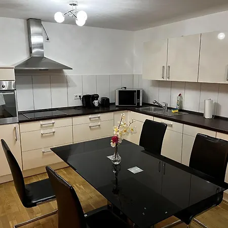 Apartment Cozy Two-bedroom With Free Parking