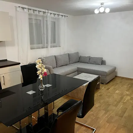 Daire Cozy Two-bedroom With Free Parking *