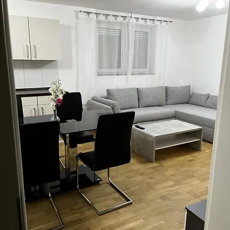 Cozy Two-bedroom With Free Parking *