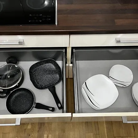 Daire Cozy Two-bedroom With Free Parking *