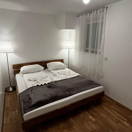 Cozy Two-bedroom With Free Parking *