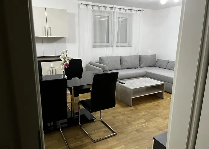 Cozy Two-bedroom With Free Parking *