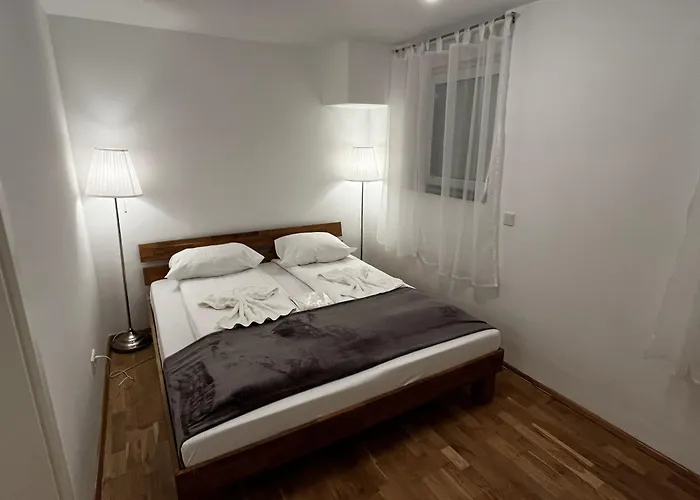 Cozy Two-bedroom With Free Parking *